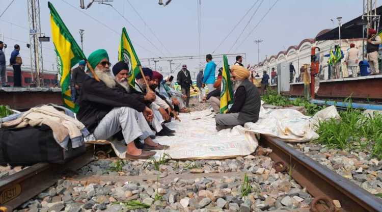 Protesting farmers block railways tracks in Ludhiana as part of the nationwide 'Rail Roko andolan'. (Express photo by Gurmeet Singh)