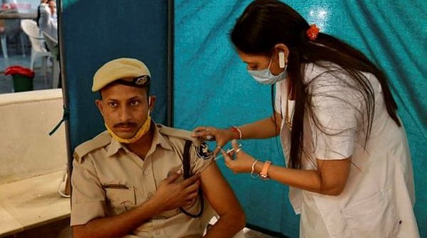 Ahmedabad Municipal Corporation, COVID-19, Coronavirus vaccine, COVID-19 cases in India, COVID-19 cases in Gujarat, Gujarat vaccination, indian express