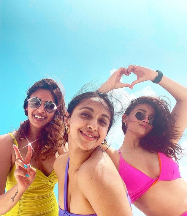 anushkaranjan, alia, akansha beach