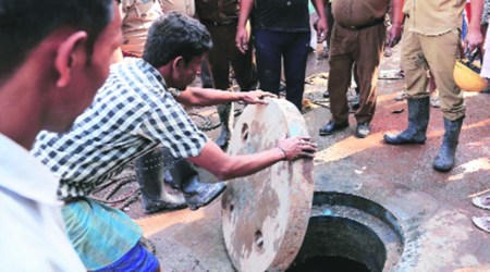 Kolkata workers death, Kolkata workers trapped in manhole, workers die trapped in manhole, kolkata news, indian express news