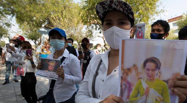 Myanmar nationals living in Thailand hold pictures of Myanmar leader Aung San Suu Kyi and picture of Myanmar military Commander-in-Chief Senior Gen. Min Aung Hlaing during a protest in front of the United Nations' building in Bangkok, Thailand, Wednesday, Feb. 3, 2021. (Photo: AP)