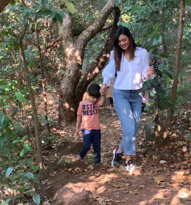 Shweta Tiwari goes ‘hiking in the jungle’ with children Palak and ...