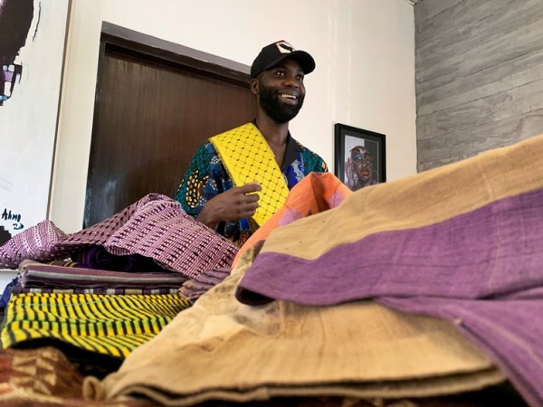 Con tejidos tradicionales, los diseñadores nigerianos crean una nueva estética