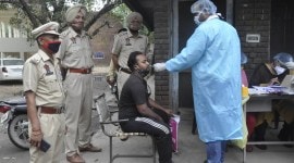 COVID-19 cases in India, people wearing masks in India, social distancing norms in India, covid-19 cases in west bengal, covid-19 cases in maharashtra, coronavirus cases in india, india news, indian express photos