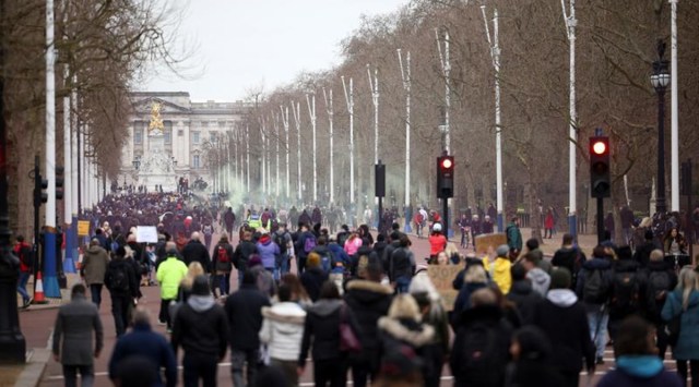 People participate in a protest against the lockdown, amid the spread of the coronavirus disease (COVID-19), in London, Britain March 20, 2021. (REUTERS/Henry Nicholls)
