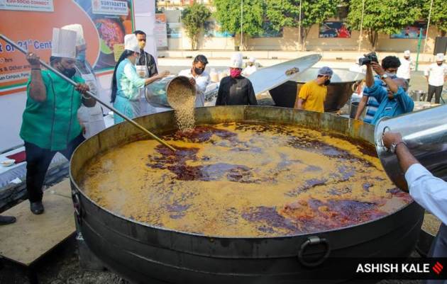 misal 'world record', world record created with misal, 7,000 kg of 'maha misal' in Pune, Chef Vishnu Manohar, indian express news