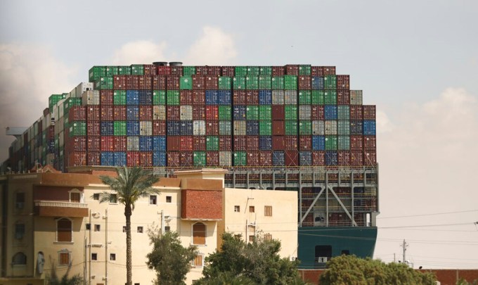 Bloqueo del canal de Suez: Egipto se apresura a liberar un barco gigante con la ayuda de varios remolcadores