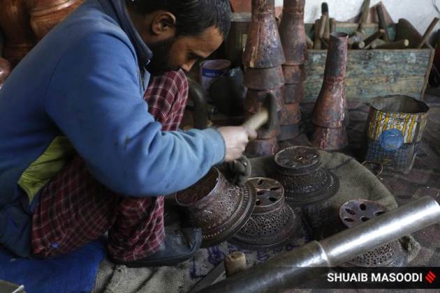 Coppersmiths, coppersmiths in Srinagar, oppersmiths in Kashmir, coppersmiths in the Valley, copperware, coppersmiths making copperware, coppersmiths lockdown pandemic, coppersmiths gallery, coppersmith pictures, coppersmiths news, indian express news