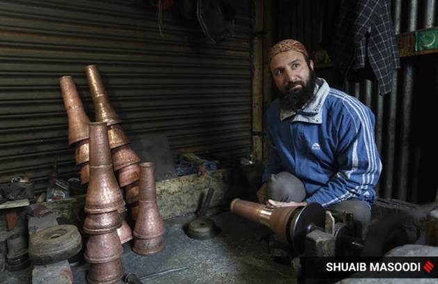 Coppersmiths, coppersmiths in Srinagar, oppersmiths in Kashmir, coppersmiths in the Valley, copperware, coppersmiths making copperware, coppersmiths lockdown pandemic, coppersmiths gallery, coppersmith pictures, coppersmiths news, indian express news