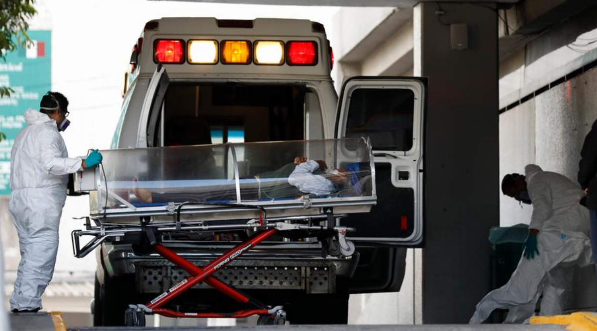 A patient is moved from an ambulance into a COVID-19 treatment center in Mexico City. (Rebecca Blackwell/AP/picture alliance)