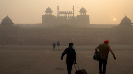 People arrive to visit the Red Fort on a smoggy morning in the old quarters of Delhi, India, November 10, 2020. (REUTERS/Danish Siddiqui/File Photo)