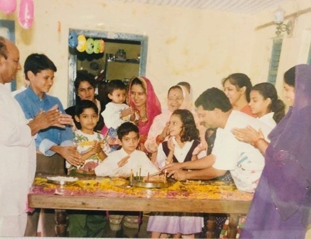 kanagan old phoots woth family