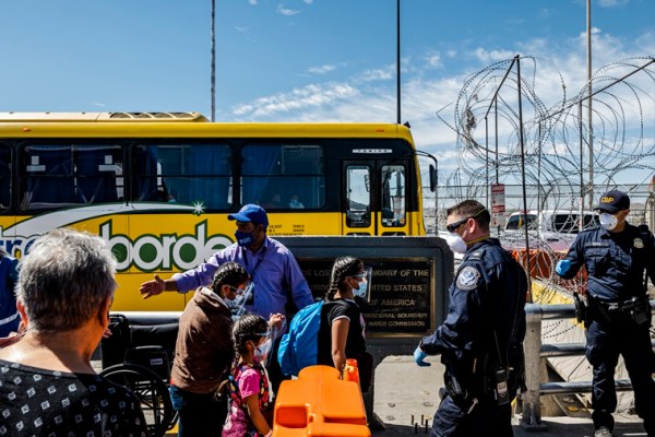 US Mexico border crossing migrants