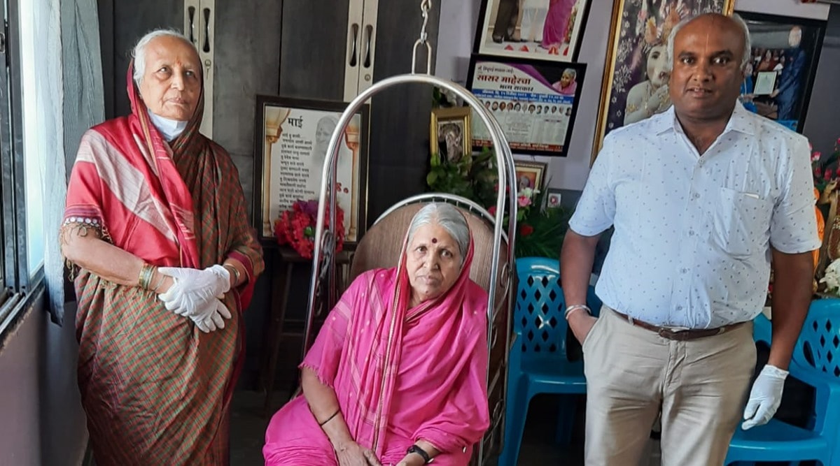 Yashwant Kolekar with his mother meeting Sindhutai Sapkal (seated)