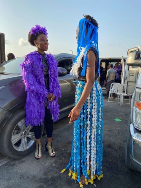 Activistas climáticos adolescentes nigerianos crean moda a partir de desechos para combatir la contaminación
