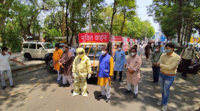 BJP's Alok Sharma flagging off "Mukti Vahans" in Bhopal. (Twitter/Alok Sharma)