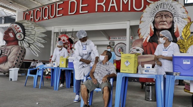 A man receives a dose of Sinovac's CoronaVac coronavirus disease (COVID-19) vaccine at Cacique de Ramos, one of the most traditional carnival blocks of Rio de Janeiro, Brazil April 8, 2021. REUTERS/Ricardo Moraes