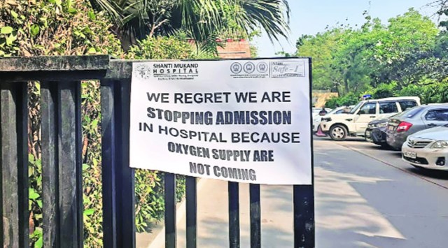 A notice outisde Shanti Mukand hospital. By 7 pm, an oxygen tanker arrived at the hospital. (Express photo: Jignasa Sinha)