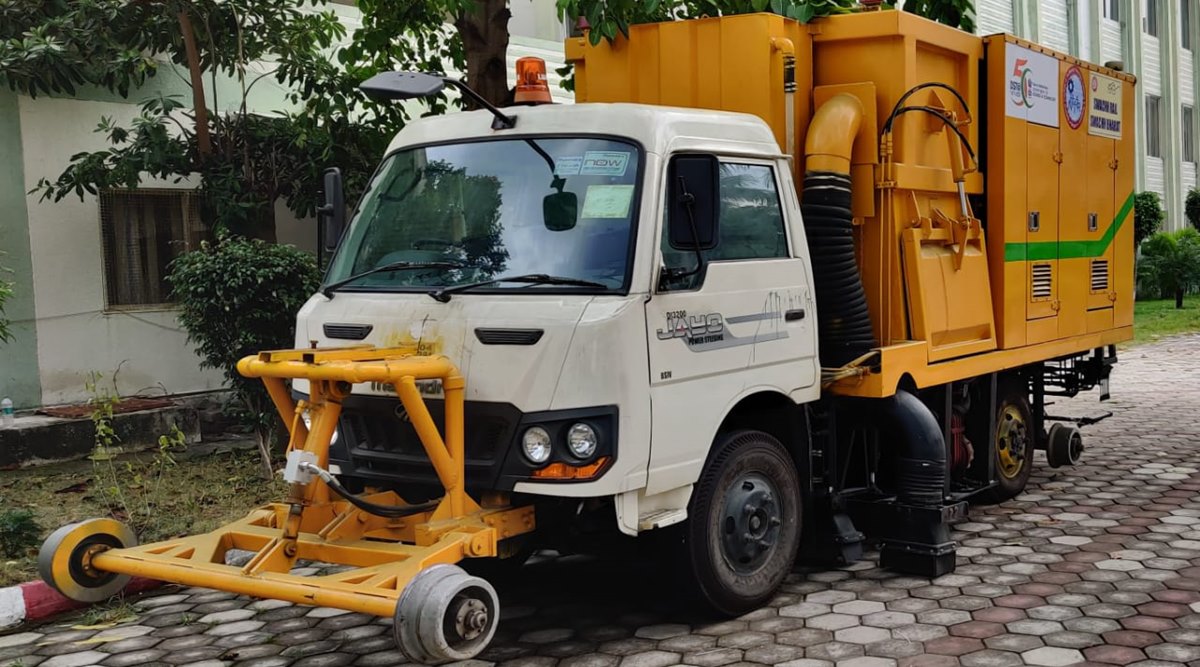 The dual-engine truck, which can collect up to 200 litres of wet waste and 500 kgs of dry waste, is stocked with 500 litres of water and 200 litres of disinfectants.