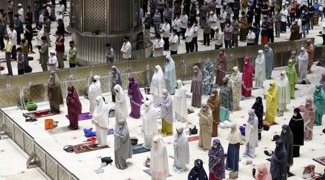 Muslims open Ramadan with social distanced prayers, vaccines