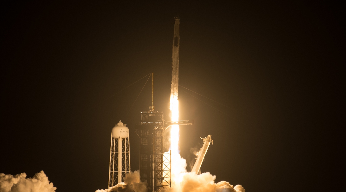 SpaceX 캡슐은 우주 비행사 4 명과 함께 역을 떠나 집으로 돌아갑니다.