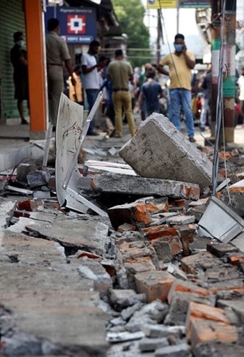 Destrucción en India: golpea terremoto de 6.4 en la escala de Richter.