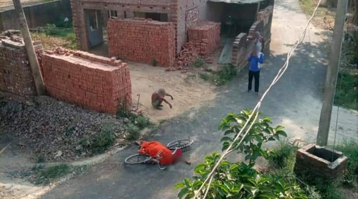 man carries wife dead body on cycle