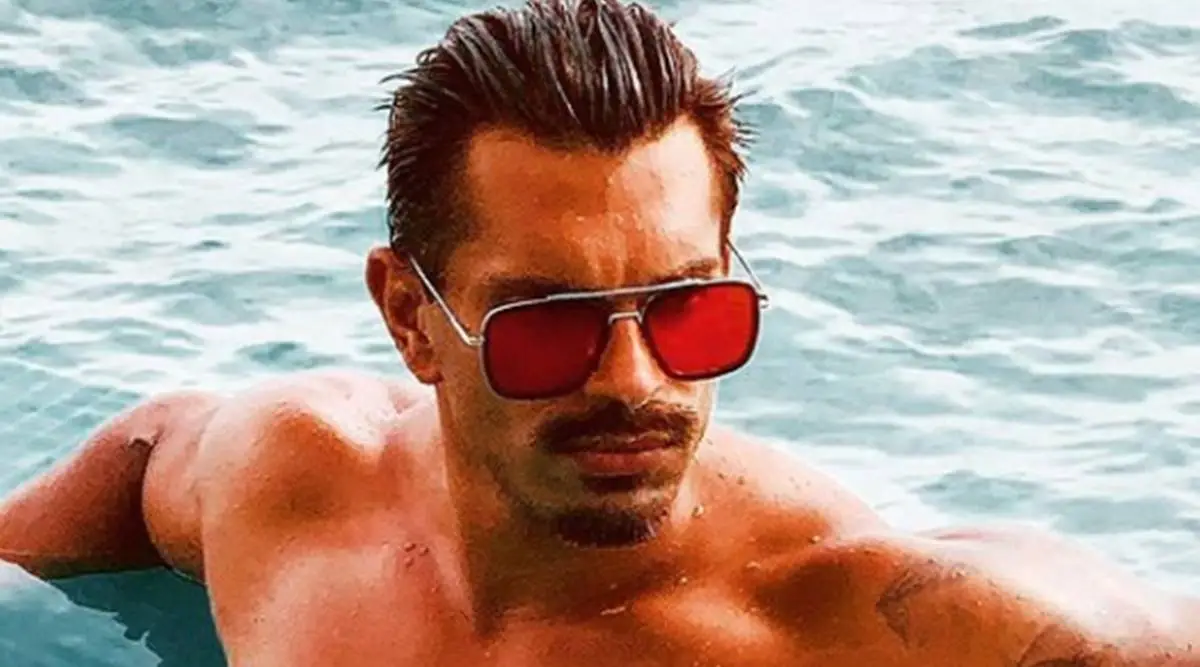 Karan Singh Grover churns stomach muscles in latest workout video ...