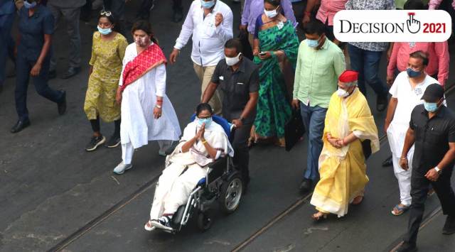 Accompanied by yesteryear Bollywood icon and Samajwadi Party MP Jaya Bachchan, TMC chief Mamata Banerjee held a 4-km roadshow in Kolkata on Thursday. (Express photo by Shashi )