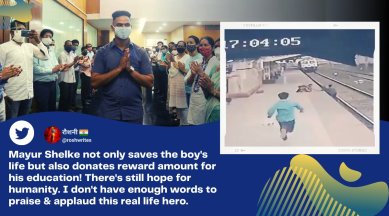 mayur shelke, railway pointsman save child, railway staff save child from train, mayur shelke donates reward money, mayur shelke twitter reactions, good news, viral news, indian express news,