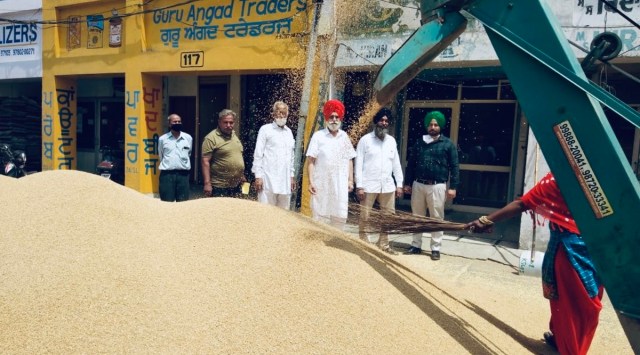 Khanna Arhtiya Association President Harbans Singh Rosha (third from right) with farmers