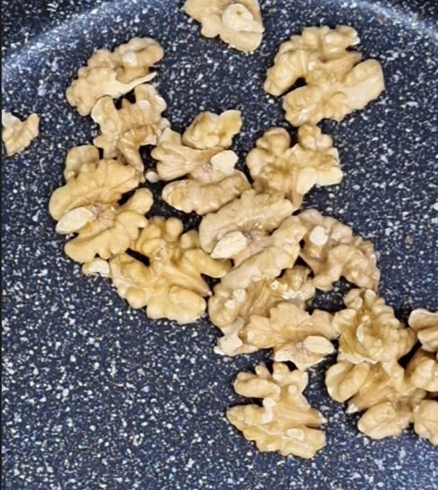 Mahummara, what is Mahummara, recipe for Mahummara, easy Mahummara recipe, lebanese food recipe, easy lebanese dips, easy syrian food