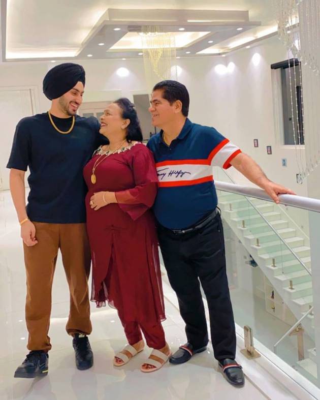 Neha Kakkar throws a bash for her parents on their wedding anniversary ...