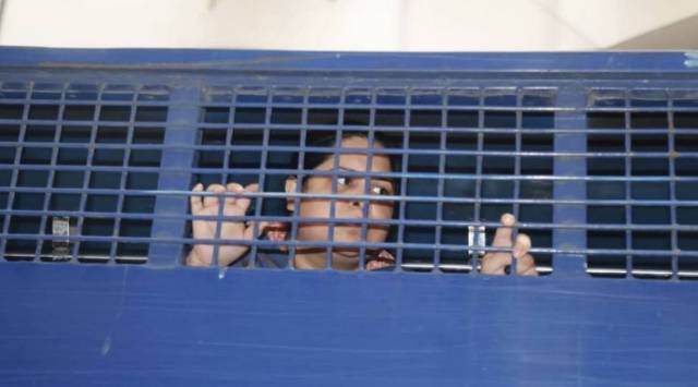 Journalist Rozina Islam is being taken to jail. (Photo: Twitter @altaf_parvez)