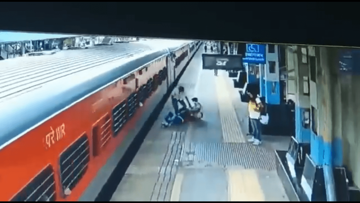 Constable Pawan Kumar saved the life of a man who had lost his balance while boarding a train. (Photo: Screenshot of video shared by @RailMinIndia/Twitter)