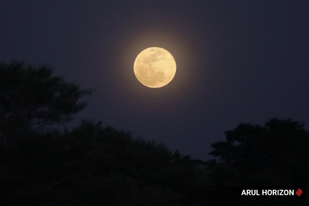 super moon photos, super blood moon photos, india super blood moon photos, Lunar Eclipse 2021, Lunar Eclipse 2021 photos, Lunar Eclipse 2021 pics, Chandra Grahan 2021, Chandra Grahan 2021 photos, moon pics, latest moon photos, india moond photos, super blood in india pics, Super Blood Moon 2021 Date and Time, india super blood moon news,