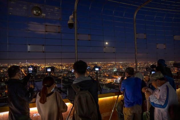 Super blood moon enthralls sky gazers across the world | India News ...