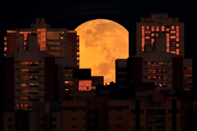 super moon photos, super blood moon photos, india super blood moon photos, Lunar Eclipse 2021, Lunar Eclipse 2021 photos, Lunar Eclipse 2021 pics, Chandra Grahan 2021, Chandra Grahan 2021 photos, moon pics, latest moon photos, india moond photos, super blood in india pics, Super Blood Moon 2021 Date and Time, india super blood moon news,