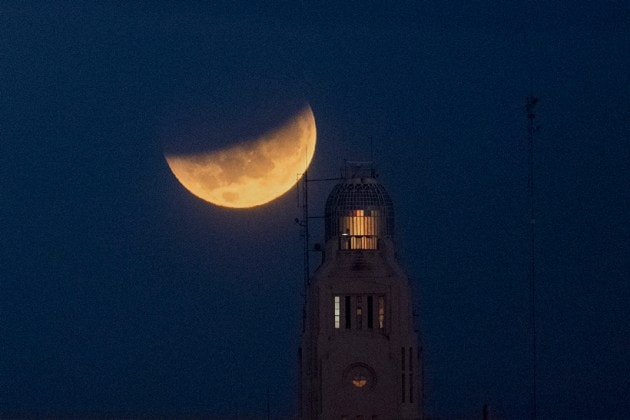 super moon photos, super blood moon photos, india super blood moon photos, Lunar Eclipse 2021, Lunar Eclipse 2021 photos, Lunar Eclipse 2021 pics, Chandra Grahan 2021, Chandra Grahan 2021 photos, moon pics, latest moon photos, india moond photos, super blood in india pics, Super Blood Moon 2021 Date and Time, india super blood moon news,