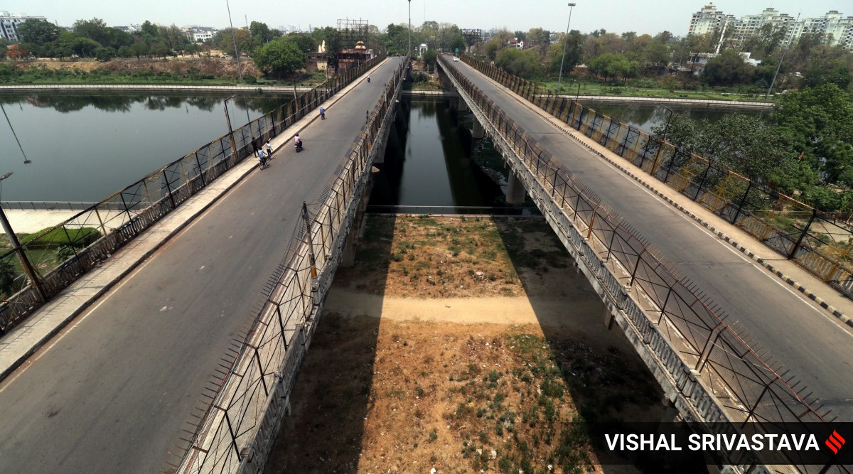 Lucknow wears a deserted look during lockdown in UP. 