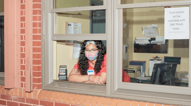 Shaylah Bentley, 18, works at Kennywood amusement park in West Mifflin, Pa., May 29, 2021. (Ross Mantle/The New York Times)
