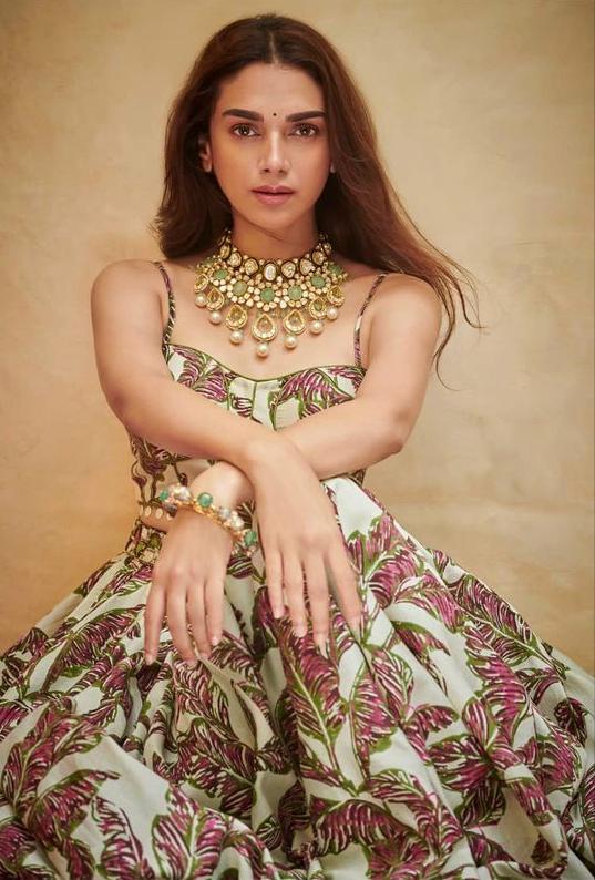 Aditi Rao Hydari looks stunning in Edgy Outfit