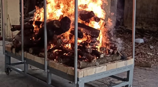 The movable trolley is made of iron frame and fire bricks