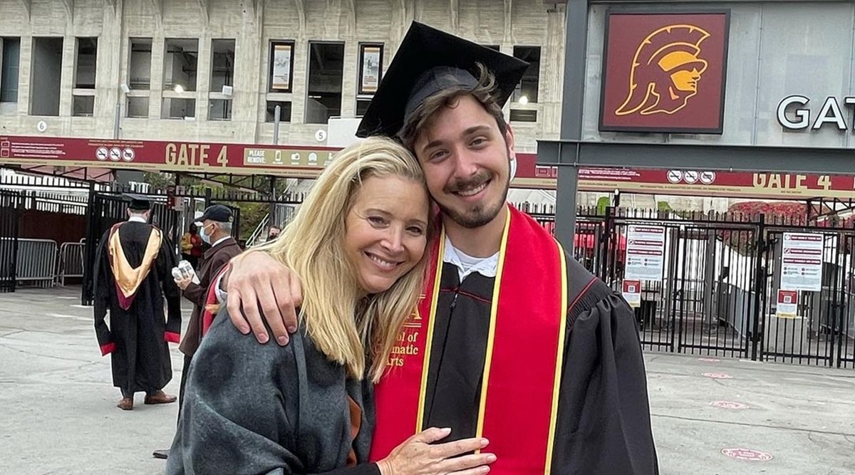 Teman bintang Lisa Kudrow adalah ‘Proud Happy HAPPY’ di pesta kelulusan putranya dari USC, lihat foto