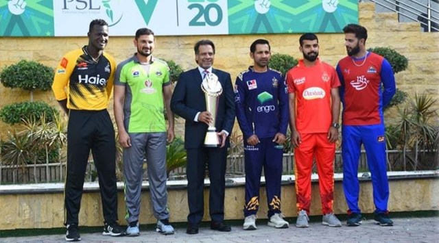 The captains of PSL 2021 teams with the trophy. (Twitter/PSL)