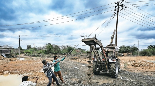 Work on to restore power lines damaged by cyclone Tauktae near Una. (File photo)