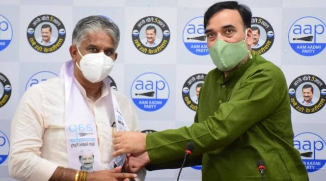 Delhi environment minister Gopal Rai (right) welcomes Rajkumar Ballan to the party. (Photo: Twitter/@AapKaGopalRai)