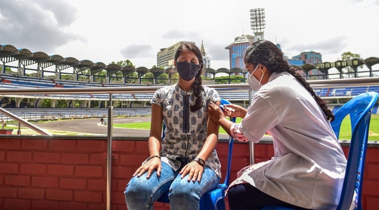 A health worker administers a dose of Covid-19 vaccine at the Kanteerava Stadium in Bengaluru on Thursday. (PTI)