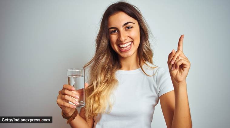 beneficios de beber agua, agua antes de donar sangre, cuánta agua debe beber al día, agua saborizada