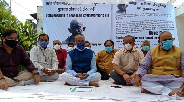 Vijay Goel protests at his residence on Babar Road in New Delhi along with Mayor Jai Prakash and BJP spokesperson Harish Khurana.